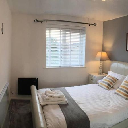 Апартаменты 2-Bed Sleeps 4 Comfy For Contractors With Free Parking In Crawley Near Gatwick Manor Royal Refurbished Экстерьер фото