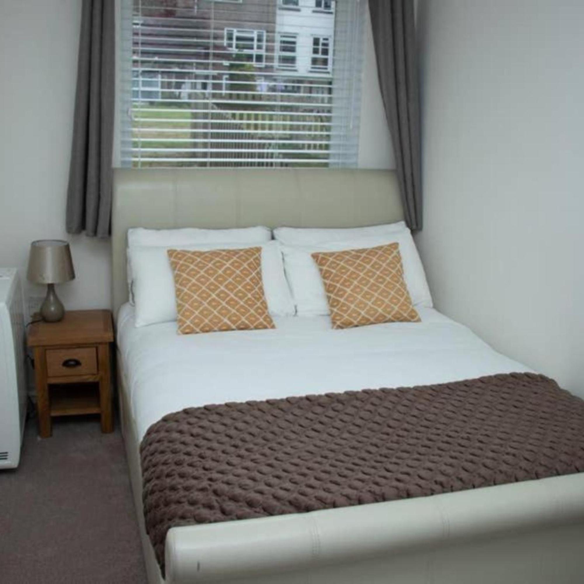 Апартаменты 2-Bed Sleeps 4 Comfy For Contractors With Free Parking In Crawley Near Gatwick Manor Royal Refurbished Экстерьер фото