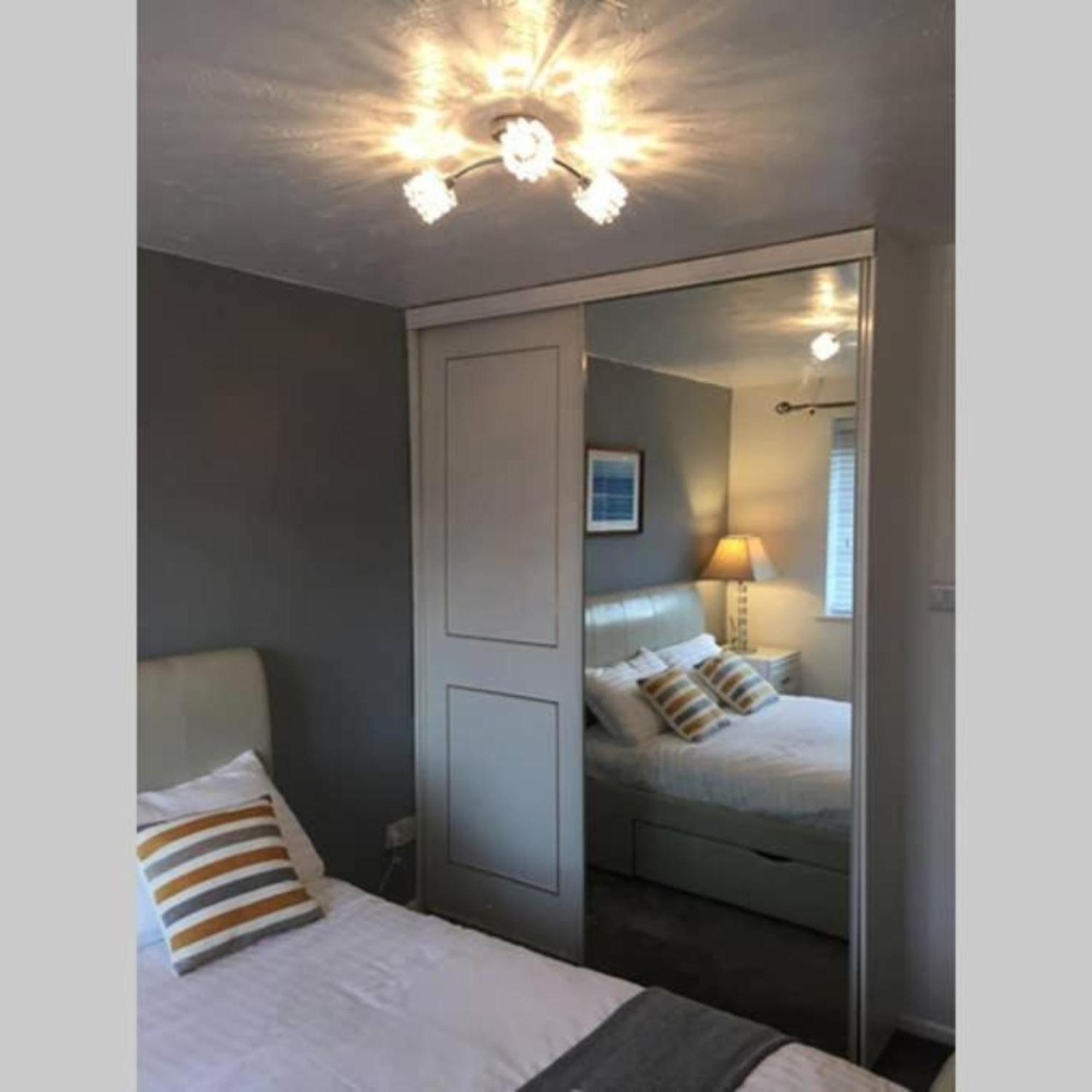 Апартаменты 2-Bed Sleeps 4 Comfy For Contractors With Free Parking In Crawley Near Gatwick Manor Royal Refurbished Экстерьер фото