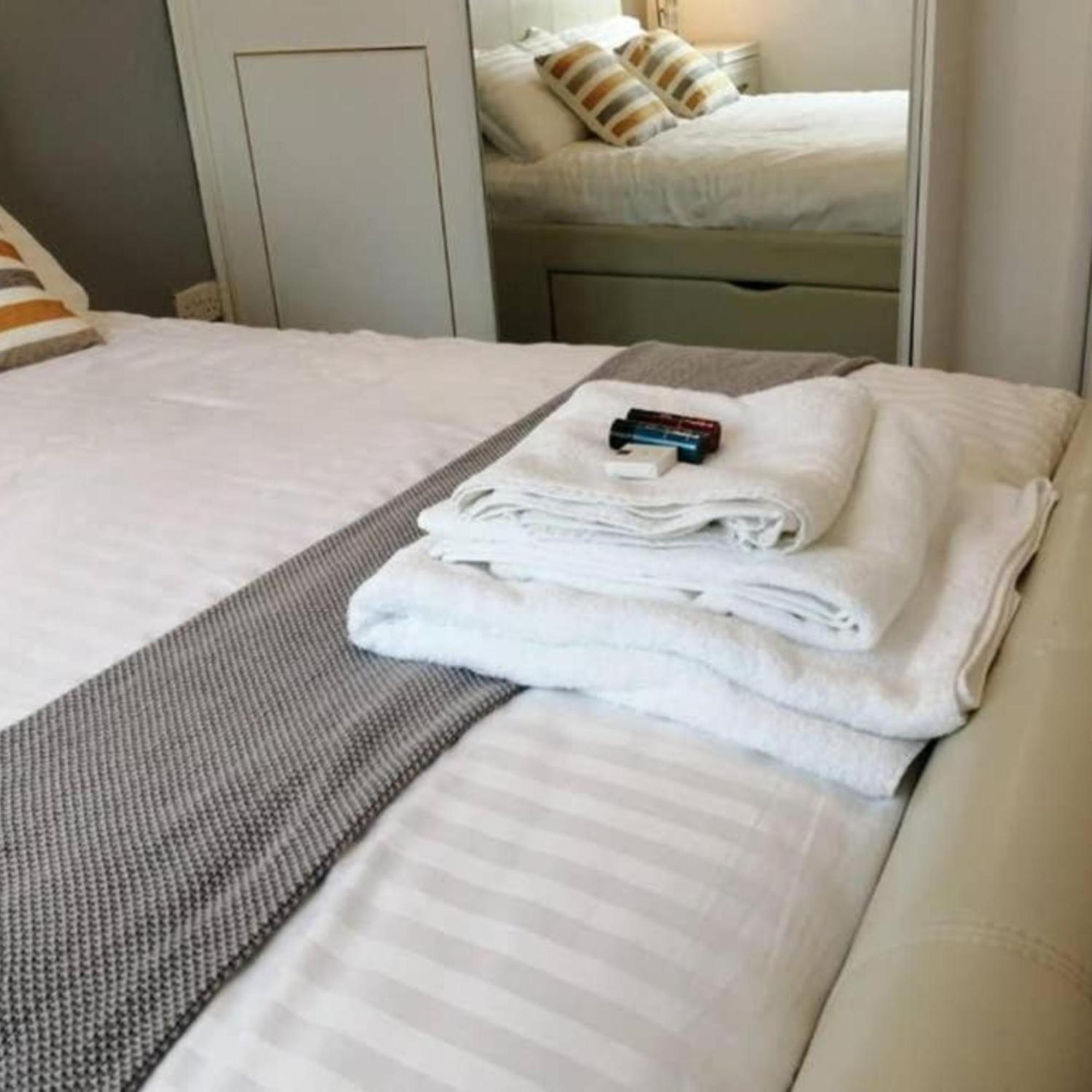 Апартаменты 2-Bed Sleeps 4 Comfy For Contractors With Free Parking In Crawley Near Gatwick Manor Royal Refurbished Экстерьер фото