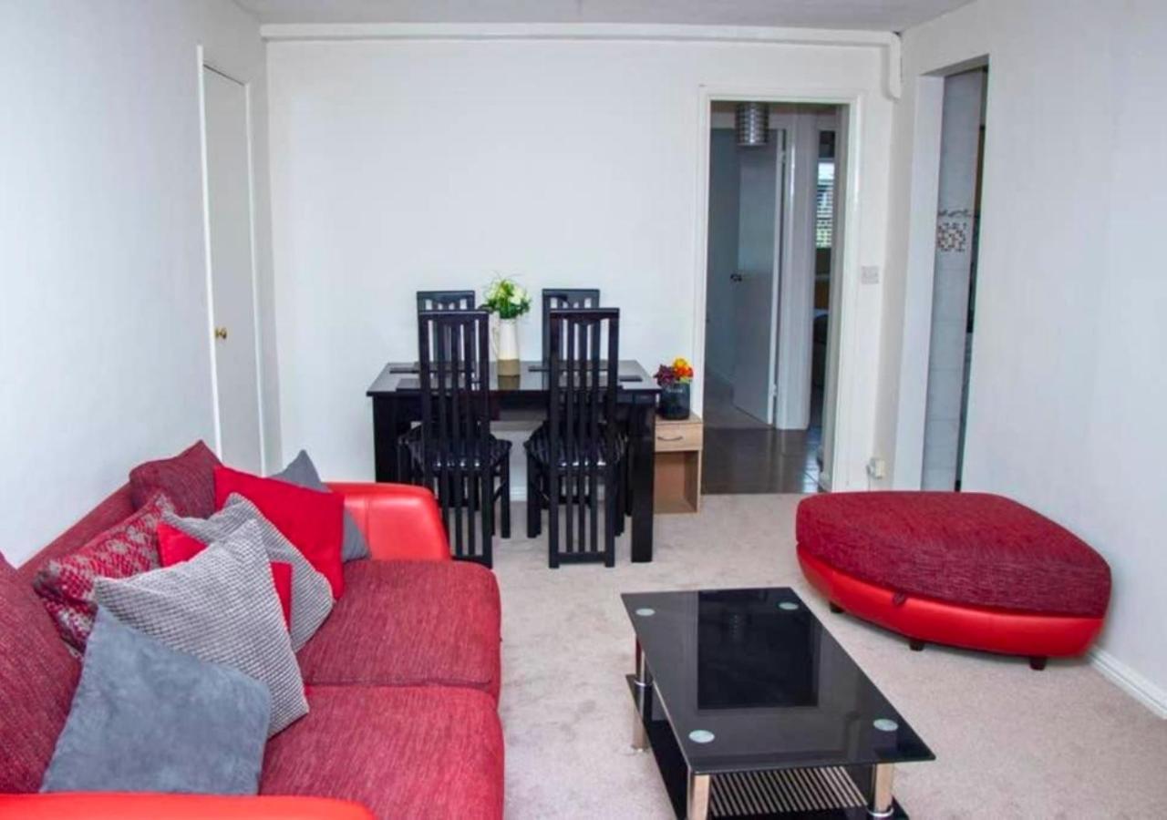 Апартаменты 2-Bed Sleeps 4 Comfy For Contractors With Free Parking In Crawley Near Gatwick Manor Royal Refurbished Экстерьер фото