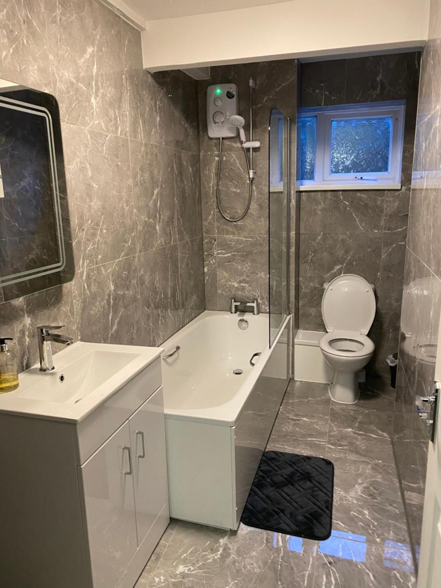 Апартаменты 2-Bed Sleeps 4 Comfy For Contractors With Free Parking In Crawley Near Gatwick Manor Royal Refurbished Экстерьер фото