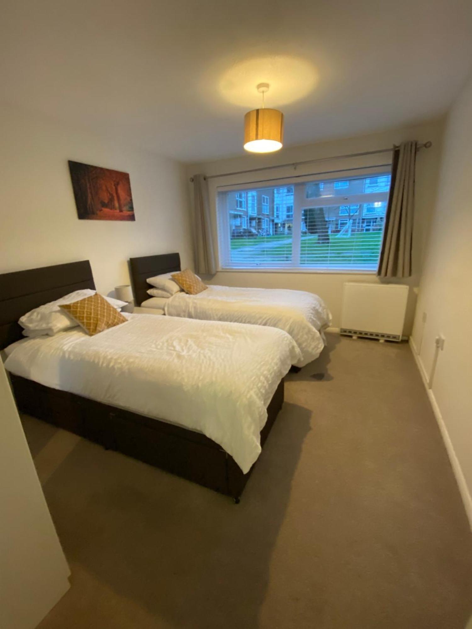 Апартаменты 2-Bed Sleeps 4 Comfy For Contractors With Free Parking In Crawley Near Gatwick Manor Royal Refurbished Экстерьер фото