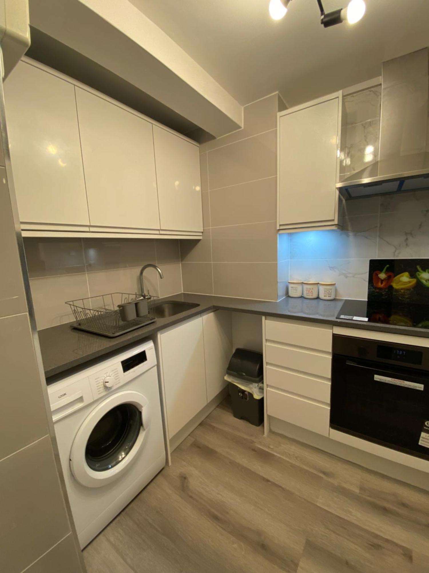 Апартаменты 2-Bed Sleeps 4 Comfy For Contractors With Free Parking In Crawley Near Gatwick Manor Royal Refurbished Экстерьер фото