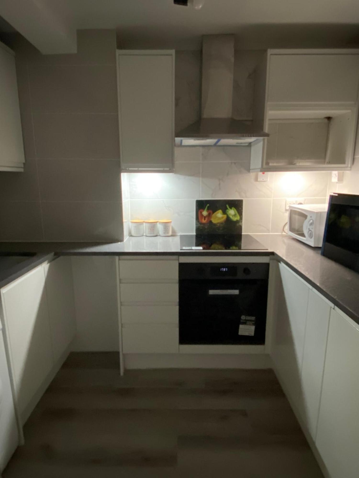 Апартаменты 2-Bed Sleeps 4 Comfy For Contractors With Free Parking In Crawley Near Gatwick Manor Royal Refurbished Экстерьер фото